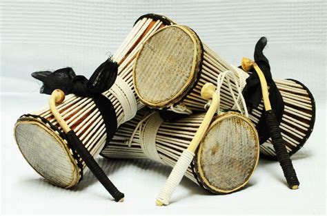 Ikoro, the Talking Drum: Une exploration du pouvoir de la communication et de l'unité communautaire dans le folklore nigérian